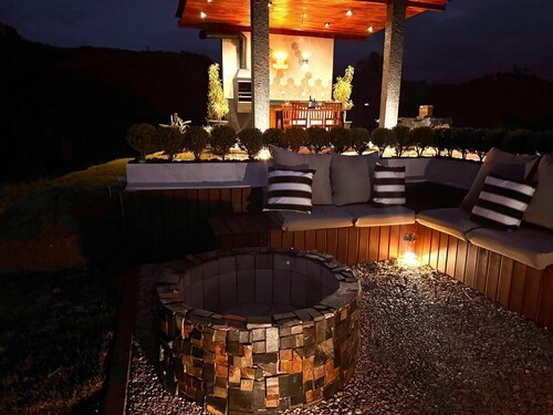 Luxury cabin in the heart of the mountains. 5 minutes from downtown.