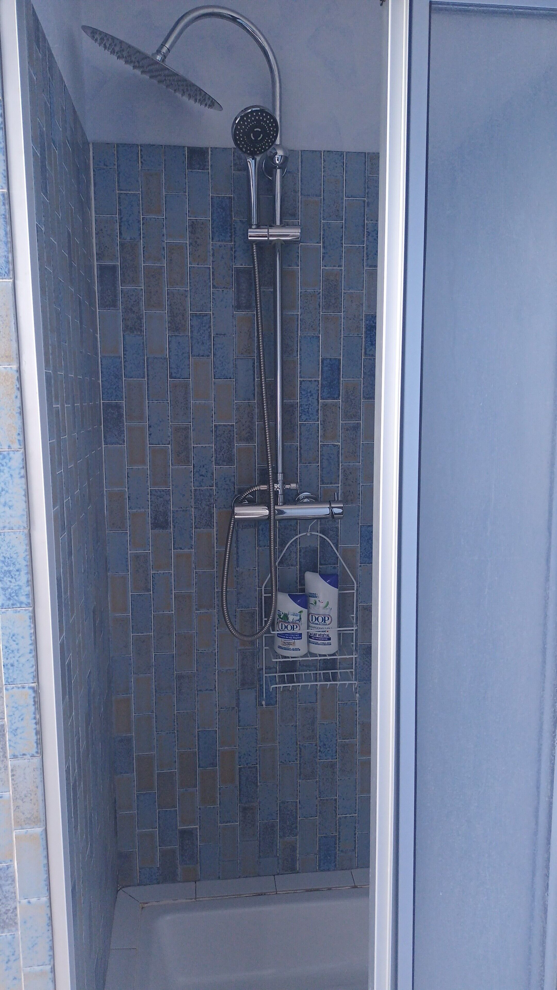 Een douche, een haardroger, handdoeken, zeep