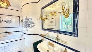 Haartrockner, Handtücher, Seife, Toilettenpapier