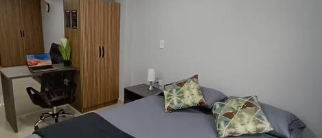 1 habitación, tabla de planchar con plancha, wifi y ropa de cama