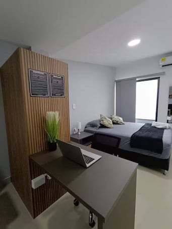 1 室のベッドルーム、アイロン / アイロン台、WiFi、ベッドシーツ. The Best Location in the City