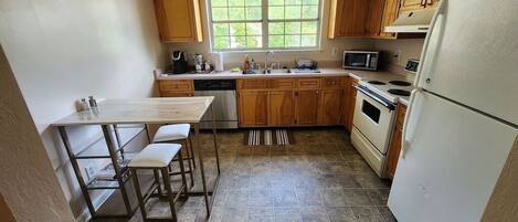 Microondas, horno, placa de cocina y lavavajillas