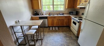 Beautiful Townhome! 1 Mile to TMH, 2 master suites