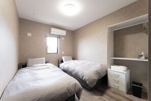 Herbergi fyrir tvo, tvö rúm - reyklaust (For 2 Guests) | Skrifborð, vinnuaðstaða fyrir fartölvur