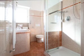 Sèche-cheveux, papier toilette