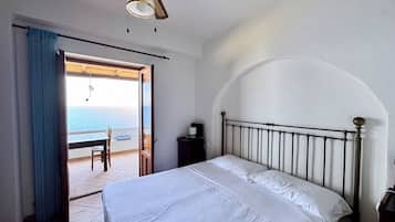 2 quartos, ferros/tábuas de passar roupa, roupa de cama