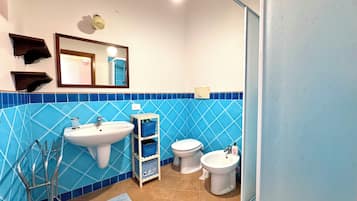 Secador de cabelo, toalhas de banho, sabonete, papel higiênico