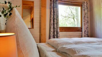 2 makuuhuonetta, tallelokero huoneessa, vuodevaatteet