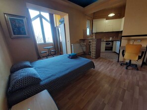 Desk, laptop workspace, free WiFi - General Gheorghe Magheru Apt (Bucharest)