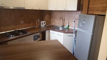 Fridge, microwave, stovetop, cookware/dishes/utensils