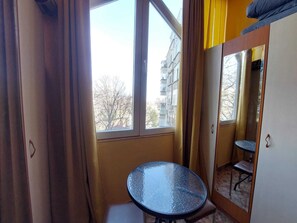 Desk, laptop workspace, free WiFi - General Gheorghe Magheru Apt (Bucharest)