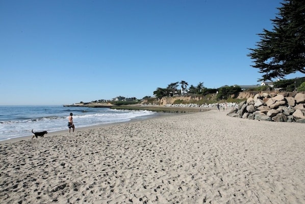 Una spiaggia nelle vicinanze, lettini da mare, teli da spiaggia