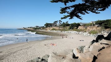 Beach nearby, sun-loungers, beach towels