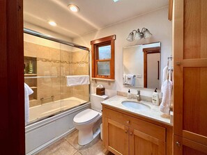 Een bubbelbad, een haardroger, handdoeken, zeep