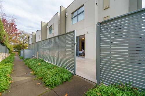 Modern Stay in Campbell Near Canberra Centre