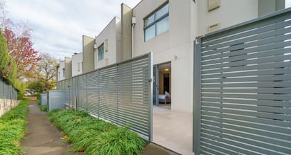 Modern Stay in Campbell Near Canberra Centre