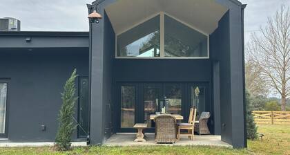 4-bedroom house- Black Sheep Hideaway: Modern Countryside Serenity