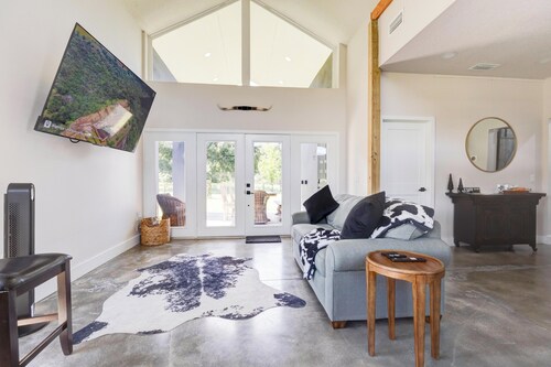 4-bedroom house- Black Sheep Hideaway: Modern Countryside Serenity