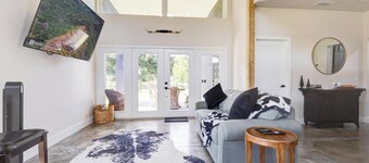 4-bedroom house- Black Sheep Hideaway: Modern Countryside Serenity