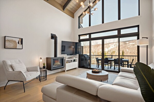 Smart-TV, Kamin, Stereoanlage