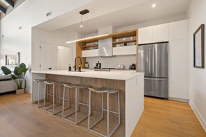 Réfrigérateur, micro-ondes, four, plaque de cuisson