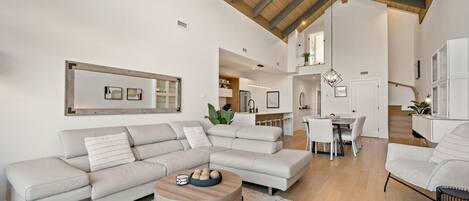 Smart TV, fireplace, stereo