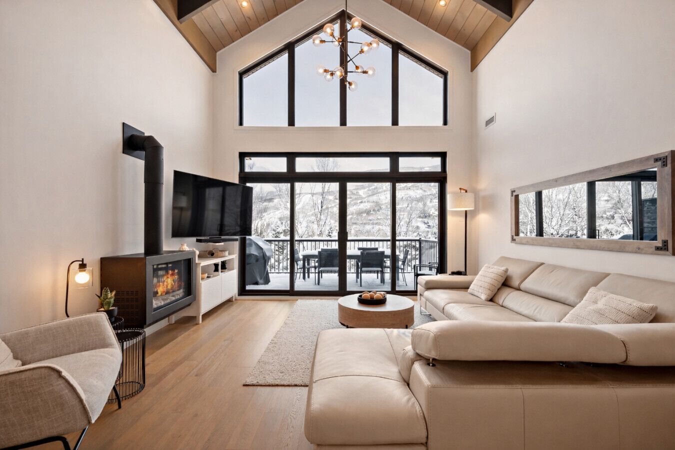 Smart-TV, Kamin, Stereoanlage