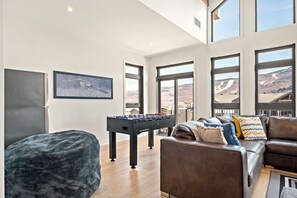 Smart-TV, Kamin, Tischfußball, Stereoanlage