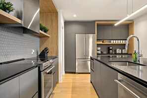 Kühlschrank, Mikrowelle, Ofen, Herdplatte