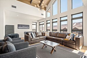 Smart TV, chimenea, futbolito, estéreo