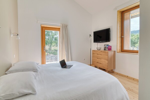 9 bedrooms, desk, free WiFi, bed sheets