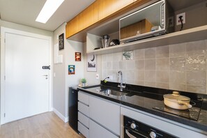 Estudio | Cocina privada | Microondas y utensilios de cocina