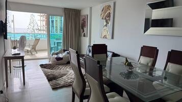 Deluxe Apartment | Dining room