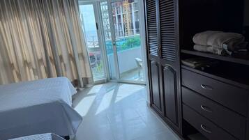 Deluxe Apartment | 2 bedrooms, iron/ironing board, free WiFi