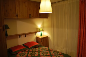 2 bedrooms, iron/ironing board, WiFi