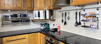 Spacious 6-bedroom house - 12 min from Gatwick