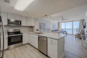 公寓式客房, 多张床 (Majestic Beach Towers 1-503) | 私人厨房 | 烤箱、烤面包机