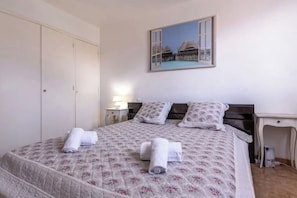 5 bedrooms, iron/ironing board, WiFi, bed sheets
