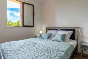 5 bedrooms, iron/ironing board, WiFi, bed sheets