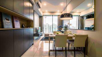 Luxury Suite, Balcony, City View | Makan dalam bilik