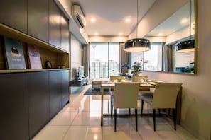 奢华套房, 阳台, 城市景观 | 客房内用餐