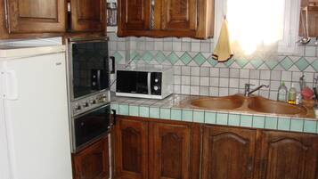 Een koelkast, een microgolfoven, een oven, een kookplaat