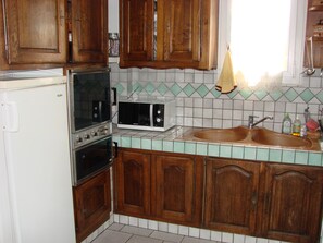 Frigorifero, microonde, forno, piano cottura