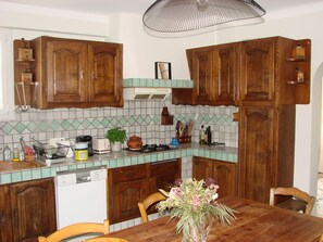 Frigorifero, microonde, forno, piano cottura