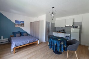 Iron/ironing board, WiFi, bed sheets