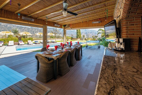 Outdoor dining