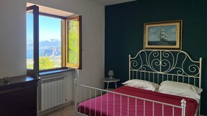 Suite, Sea View | Desk, iron/ironing board (on request), WiFi (free), bed sheets - L' ARANCIO IN FIORE (Sant'Agnello)