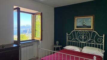 Suite, sjøutsikt | Skrivebord, strykejern/-brett og wi-fi (inkludert)