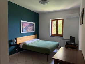 Escritorio, tabla de planchar con plancha y wifi gratis 