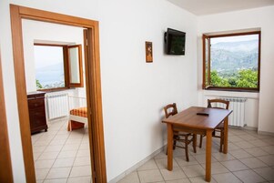 Suite, Sea View | Desk, iron/ironing board, free WiFi